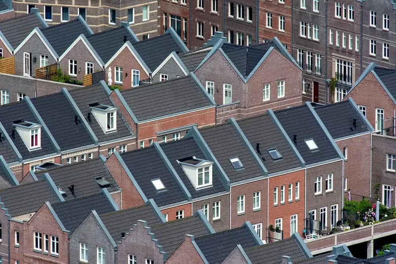 Nederlandse woonwijk met warmtepompen