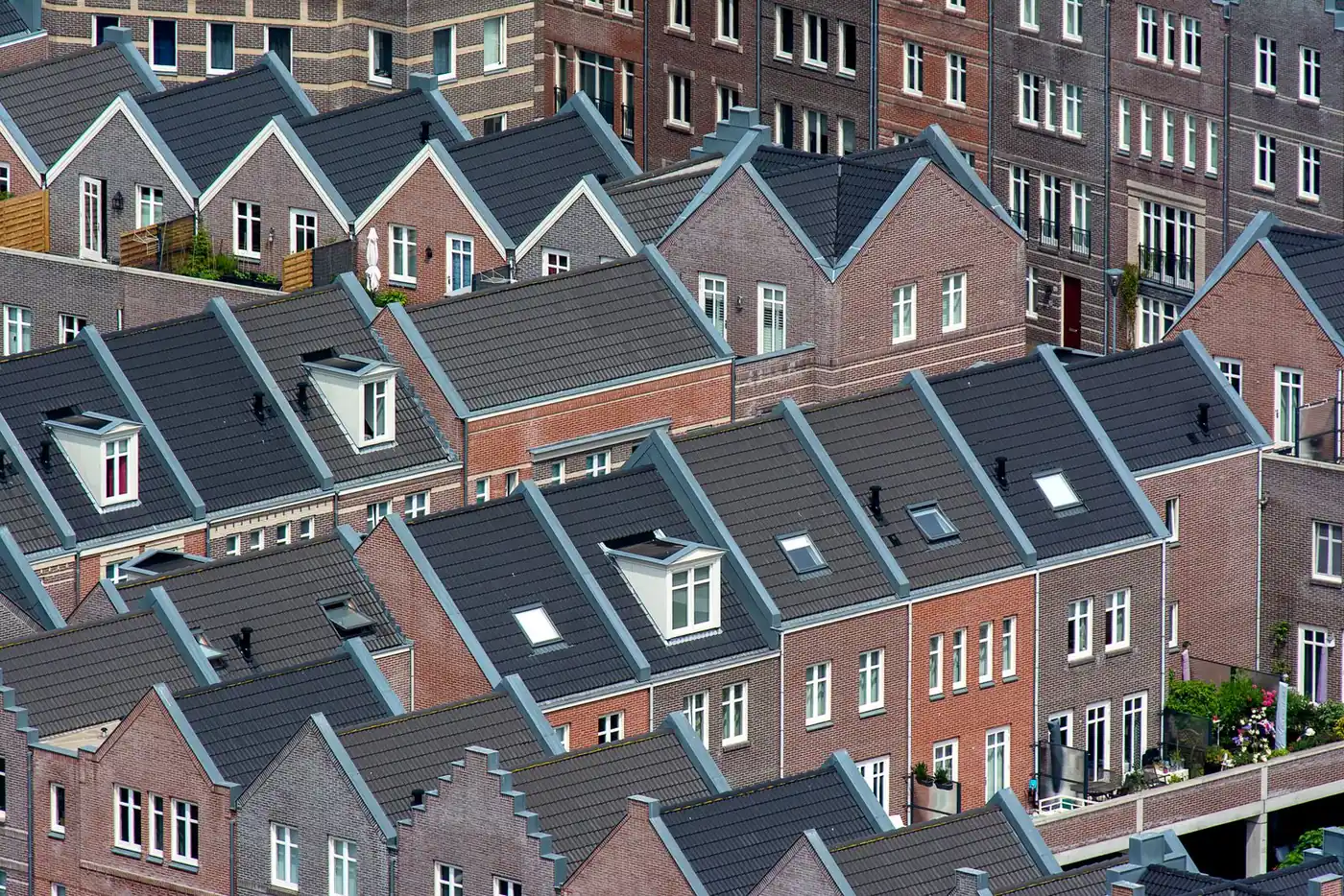 Nederlandse woonwijk met warmtepomp-installaties