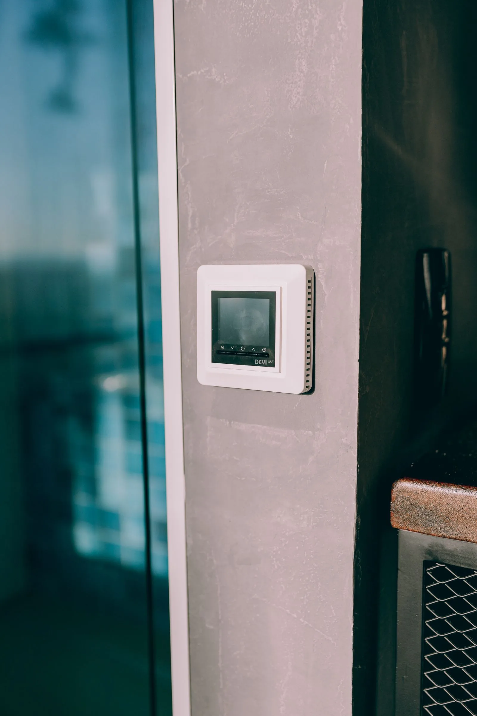 Slimme thermostaat waarop de temperatuur van een warmtepomp wordt ingesteld